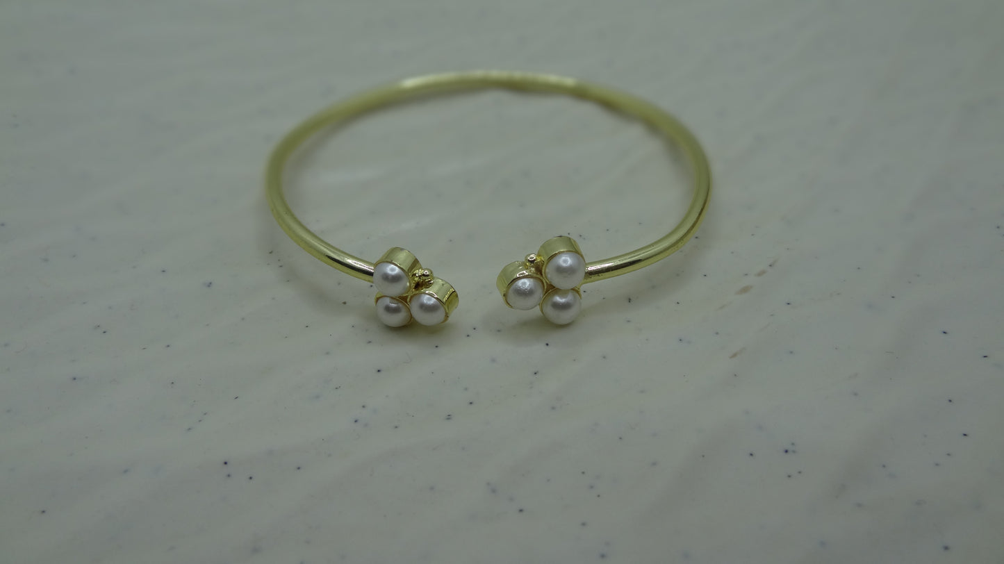 Timeless Pearl Shimmering Bracelet Glow