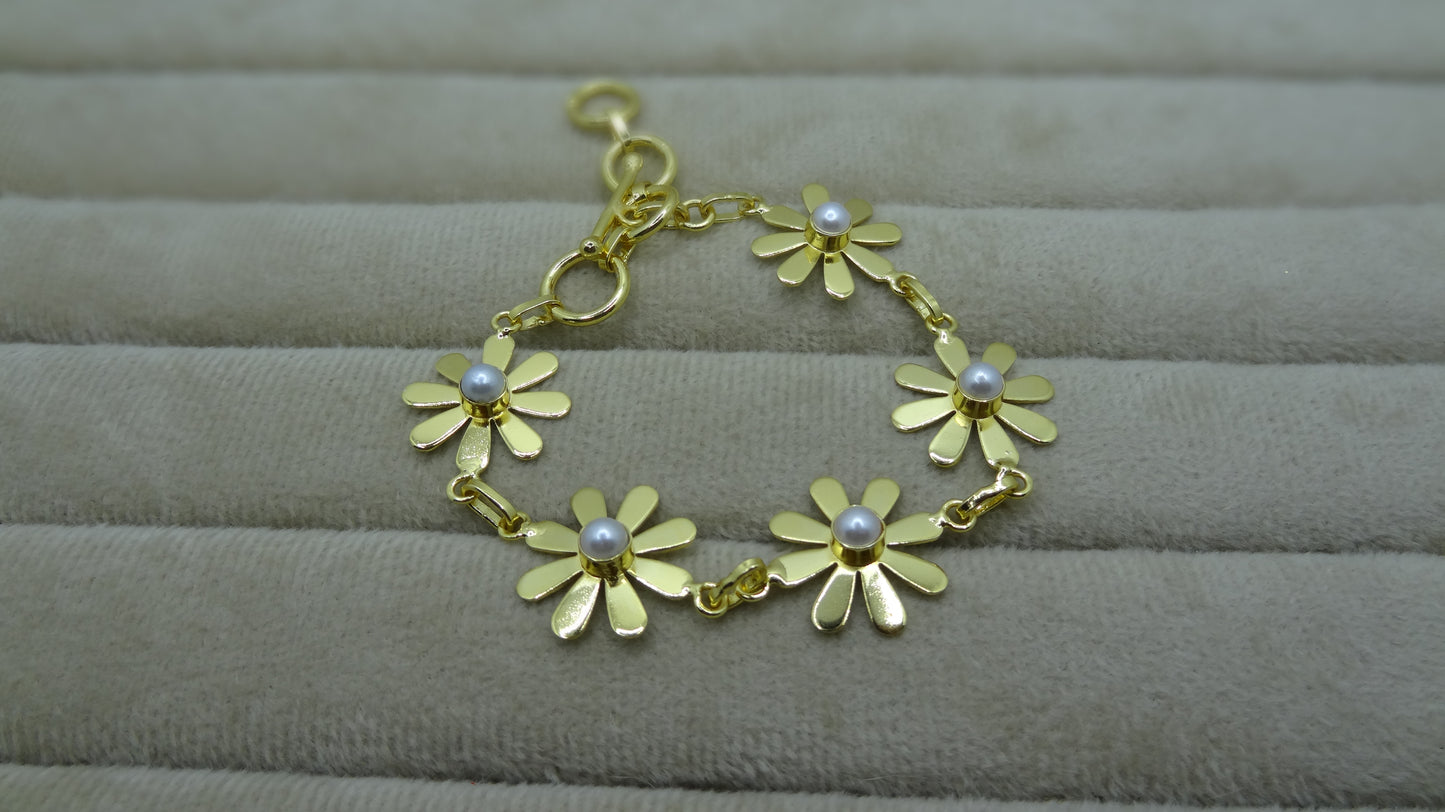 Exquisite Floral Pearl Bracelet